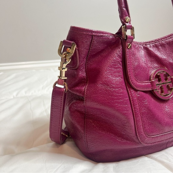 Tory Burch Large Amanda Classic Patent Leather Fuchsia Colored Hobo - Picture 3 of 16